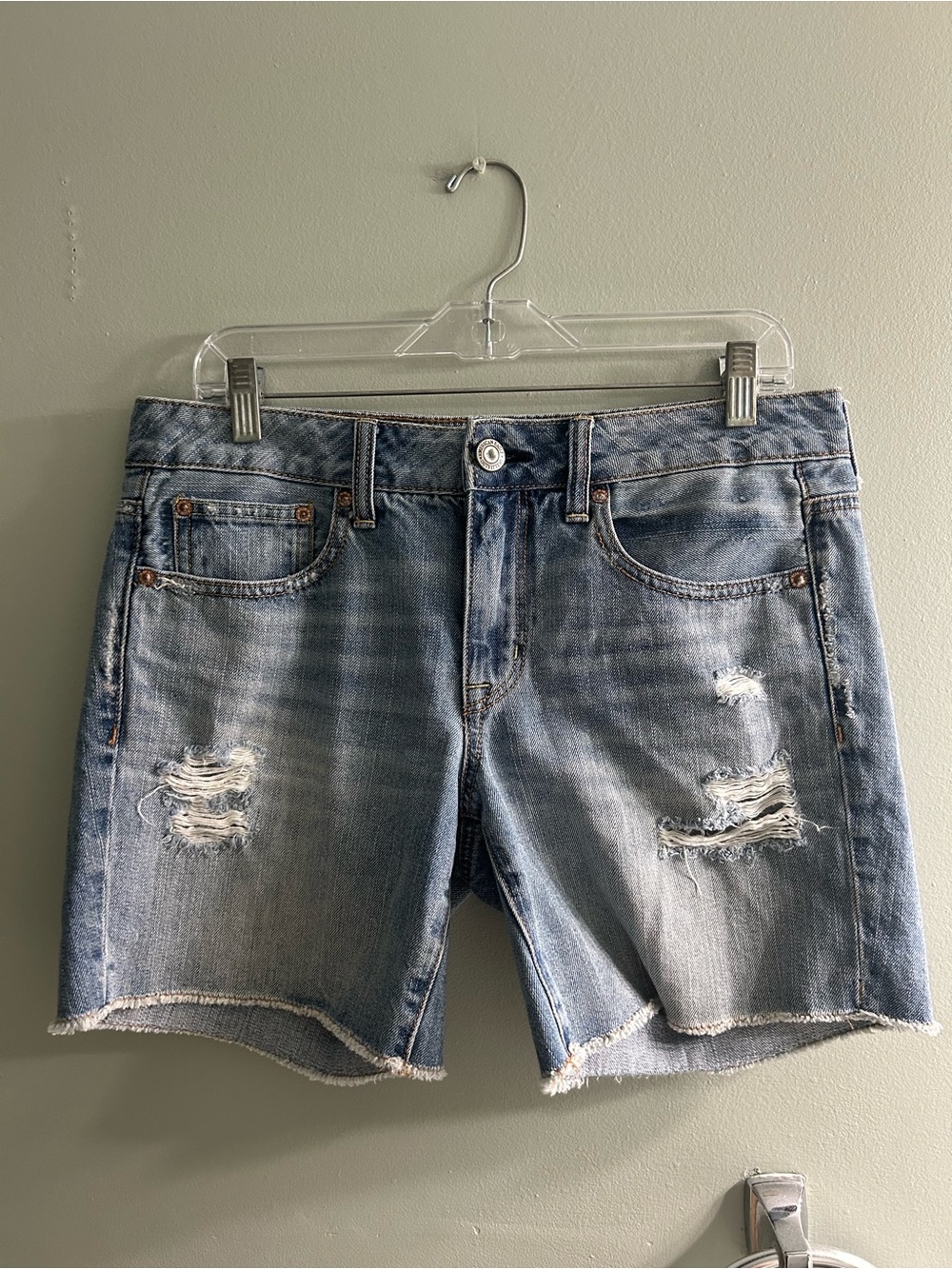 American eagle boy midi 6” medium wash distressed jean shorts